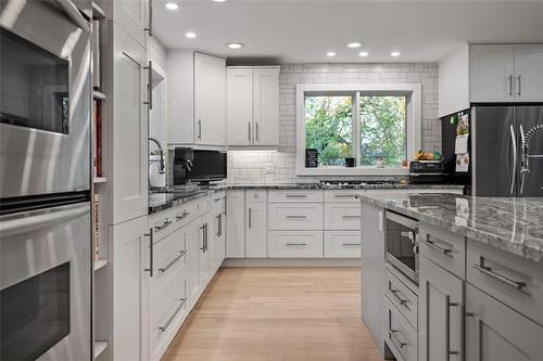 5 Red River Pl, St Andrews, MB - Indoor Photo Showing Kitchen With Upgraded Kitchen
