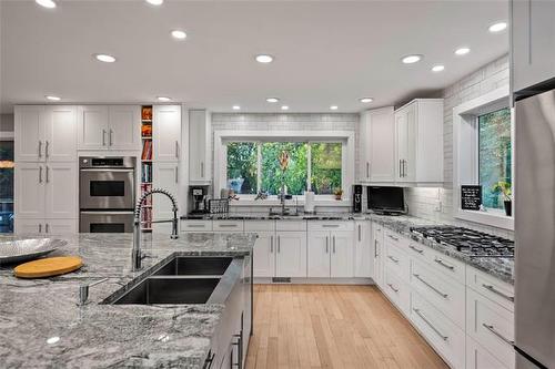 5 Red River Pl, St Andrews, MB - Indoor Photo Showing Kitchen With Double Sink With Upgraded Kitchen