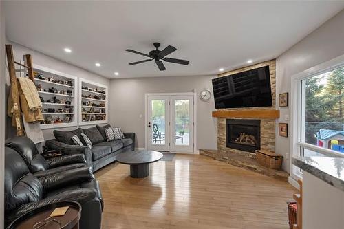 5 Red River Pl, St Andrews, MB - Indoor Photo Showing Living Room With Fireplace