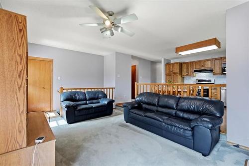 16 Glenthorne Cr, Winnipeg, MB - Indoor Photo Showing Living Room