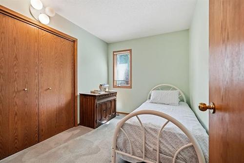 16 Glenthorne Cr, Winnipeg, MB - Indoor Photo Showing Bedroom