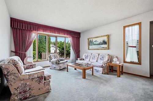 16 Glenthorne Cr, Winnipeg, MB - Indoor Photo Showing Living Room