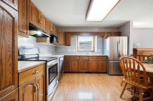 16 Glenthorne Cr, Winnipeg, MB - Indoor Photo Showing Kitchen
