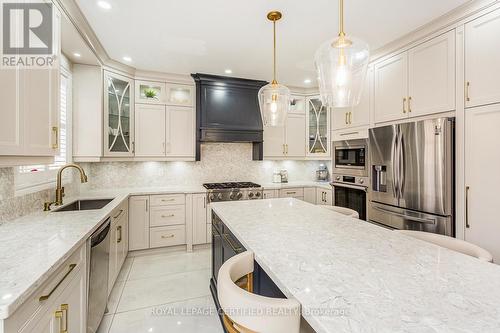 3226 Paul Henderson Drive, Mississauga, ON - Indoor Photo Showing Kitchen With Upgraded Kitchen