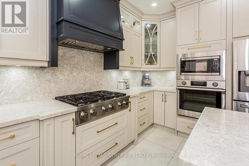 3226 Paul Henderson Drive, Mississauga, ON - Indoor Photo Showing Kitchen With Upgraded Kitchen