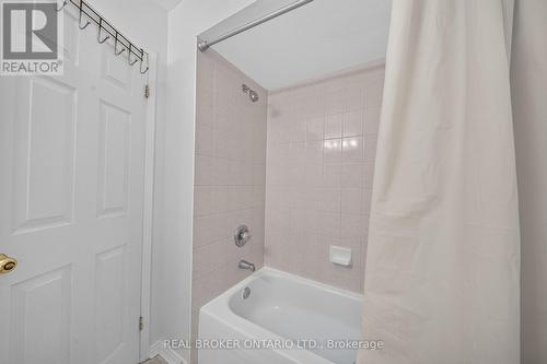 77 - 800 Paramount Drive, Hamilton, ON - Indoor Photo Showing Bathroom