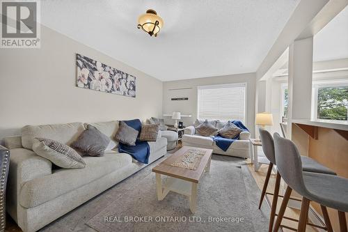 77 - 800 Paramount Drive, Hamilton, ON - Indoor Photo Showing Living Room