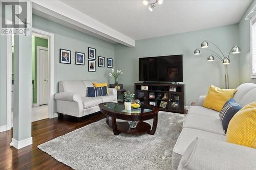 40 Bridgette Drive, Hamilton, ON - Indoor Photo Showing Living Room