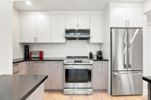 #403-1015 Johnson St, Victoria, BC - Indoor Photo Showing Kitchen With Upgraded Kitchen