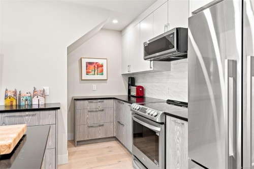 #403-1015 Johnson St, Victoria, BC - Indoor Photo Showing Kitchen With Upgraded Kitchen