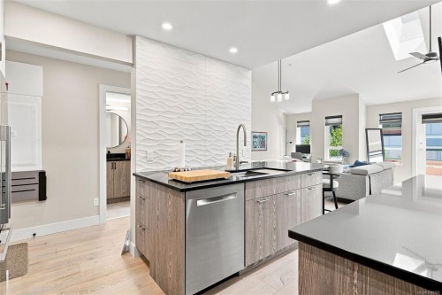 #403-1015 Johnson St, Victoria, BC - Indoor Photo Showing Kitchen With Upgraded Kitchen