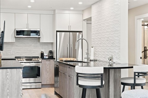 #403-1015 Johnson St, Victoria, BC - Indoor Photo Showing Kitchen With Upgraded Kitchen