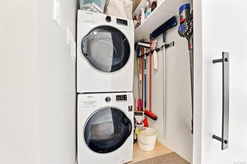 #403-1015 Johnson St, Victoria, BC - Indoor Photo Showing Laundry Room