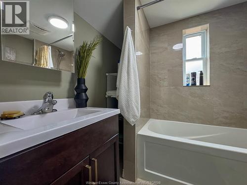 1720 Marentette Avenue, Windsor, ON - Indoor Photo Showing Bathroom