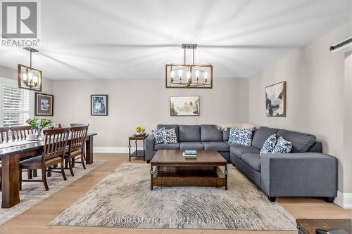 14 Agar Crescent, Toronto, ON - Indoor Photo Showing Living Room