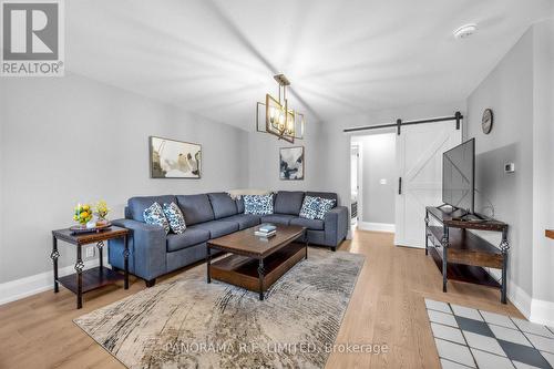 14 Agar Crescent, Toronto, ON - Indoor Photo Showing Living Room