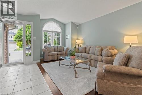 40 Bridgette Drive, Hamilton, ON - Indoor Photo Showing Living Room