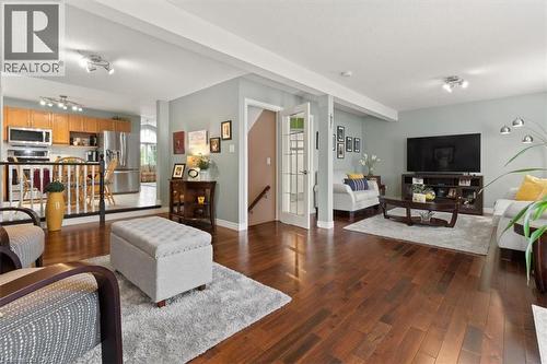 40 Bridgette Drive, Hamilton, ON - Indoor Photo Showing Living Room