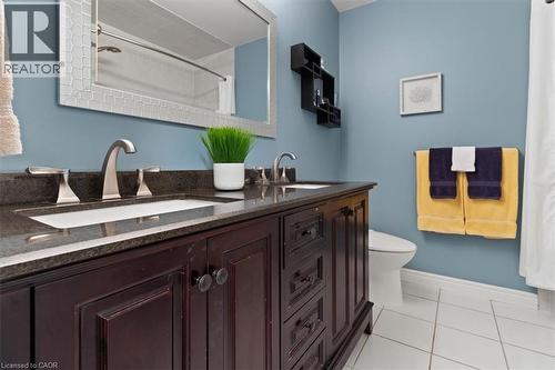 40 Bridgette Drive, Hamilton, ON - Indoor Photo Showing Bathroom