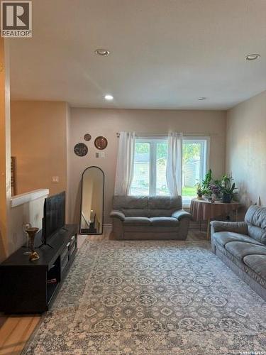 229 S Avenue N, Saskatoon, SK - Indoor