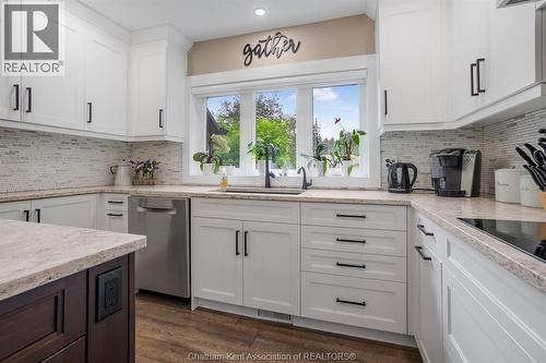 22780 Creek Road, Chatham, ON - Indoor Photo Showing Kitchen With Upgraded Kitchen