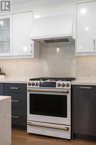 311 Youngstown Avenue, Mississauga, ON - Indoor Photo Showing Kitchen With Upgraded Kitchen
