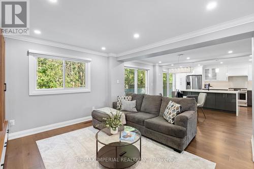 311 Youngstown Avenue, Mississauga, ON - Indoor Photo Showing Living Room
