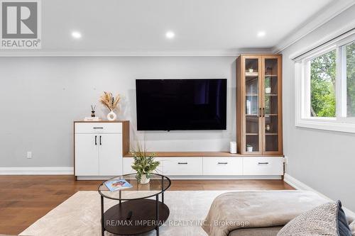 311 Youngstown Avenue, Mississauga, ON - Indoor Photo Showing Living Room