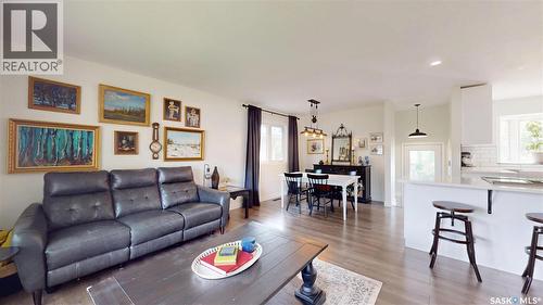 30 Probe Street, Regina, SK - Indoor Photo Showing Living Room