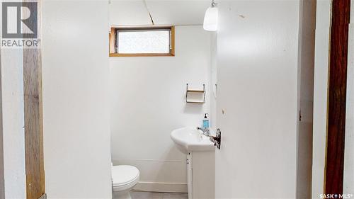 30 Probe Street, Regina, SK - Indoor Photo Showing Bathroom