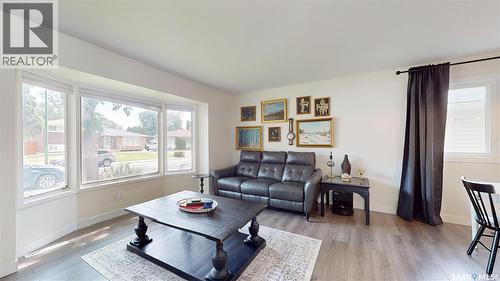 30 Probe Street, Regina, SK - Indoor Photo Showing Living Room