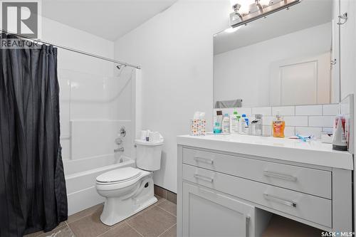 2136 B Lorne Avenue, Saskatoon, SK - Indoor Photo Showing Bathroom