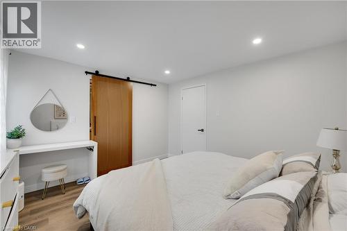 2265 Middlesmoor Crescent, Burlington, ON - Indoor Photo Showing Bedroom
