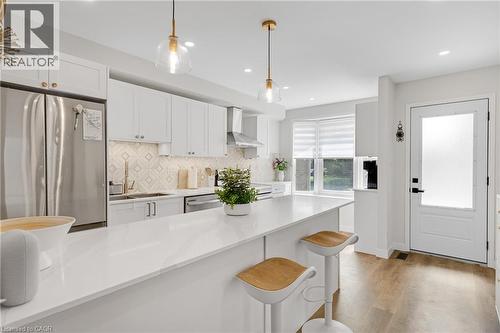 2265 Middlesmoor Crescent, Burlington, ON - Indoor Photo Showing Kitchen With Upgraded Kitchen