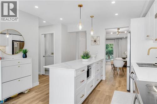 2265 Middlesmoor Crescent, Burlington, ON - Indoor Photo Showing Kitchen With Upgraded Kitchen