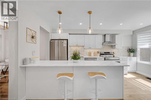 2265 Middlesmoor Crescent, Burlington, ON - Indoor Photo Showing Kitchen With Upgraded Kitchen
