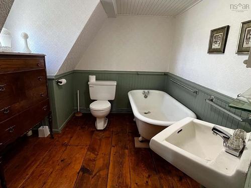 172 Water Street, Shelburne, NS - Indoor Photo Showing Bathroom
