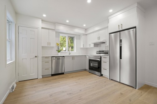 Cuisine - 2850 Rue Jacques-Hertel, Montréal (Le Sud-Ouest), QC - Indoor Photo Showing Kitchen With Upgraded Kitchen