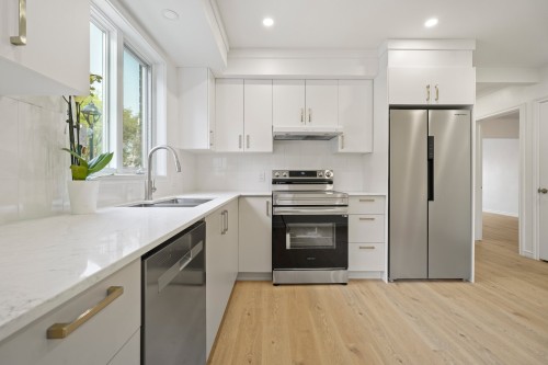 Cuisine - 2850 Rue Jacques-Hertel, Montréal (Le Sud-Ouest), QC - Indoor Photo Showing Kitchen With Double Sink With Upgraded Kitchen