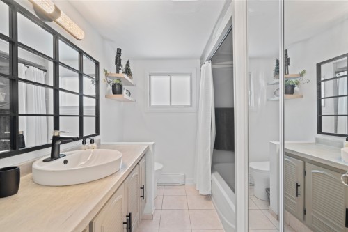 Bathroom - 5 Rue Île-Mathieu, Laval (Saint-François), QC - Indoor Photo Showing Bathroom