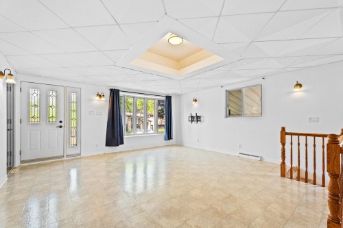 Salon - 870 Rue Crevier, Laval (Sainte-Dorothée), QC 
