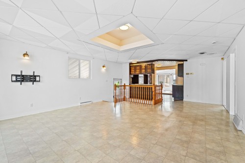 Salon - 870 Rue Crevier, Laval (Sainte-Dorothée), QC 