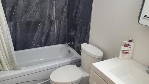 210-1108 23Rd  N Avenue, Cranbrook, BC - Indoor Photo Showing Bathroom