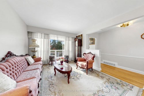 38 Lingarde Drive, Toronto, ON - Indoor Photo Showing Living Room