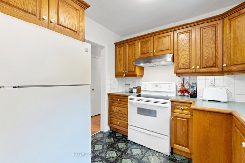 38 Lingarde Drive, Toronto, ON - Indoor Photo Showing Kitchen