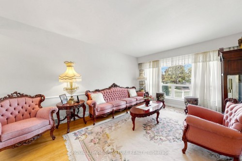 38 Lingarde Drive, Toronto, ON - Indoor Photo Showing Living Room