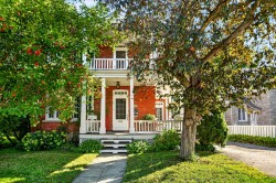 14 Rue Morris  Sainte-Thérèse, QC J7E 3L2