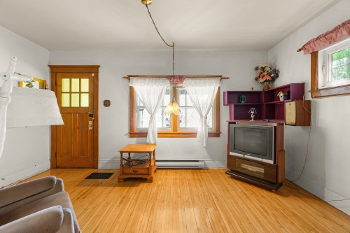 Salon - 1433 Av. Champlain, Shawinigan, QC - Indoor Photo Showing Other Room