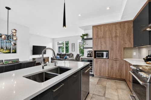 Cuisine - 18029 Rue De Cheverny, Mirabel, QC - Indoor Photo Showing Kitchen With Double Sink With Upgraded Kitchen