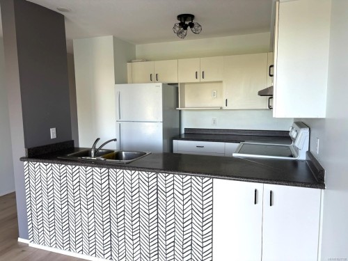 #106-9916 Daniel St, Chemainus, BC - Indoor Photo Showing Kitchen With Double Sink
